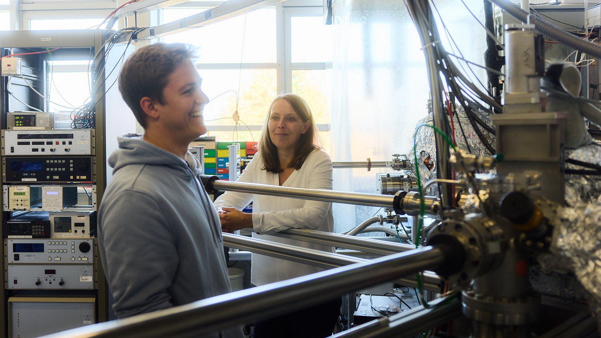 In the laboratory, Johanna Eichhorn and her team create detailed material profiles.