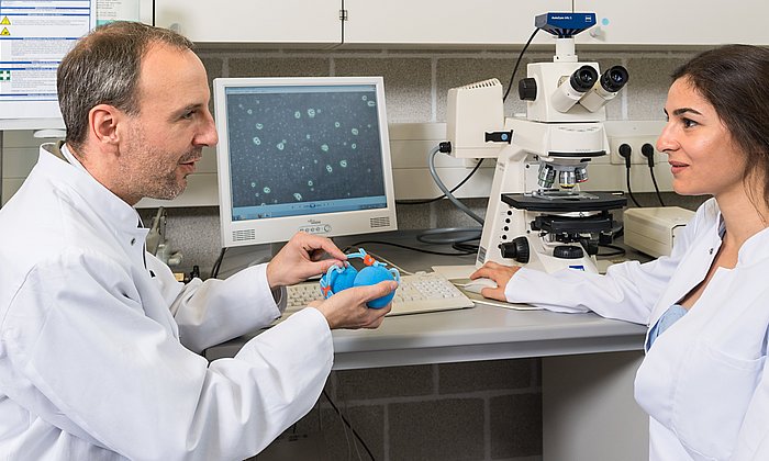 Prof. Oliver Lieleg und Ceren Kimna forschen an Nanopartikeln, die Medikamente zielgenau in die entsprechenden Zellen bringen.