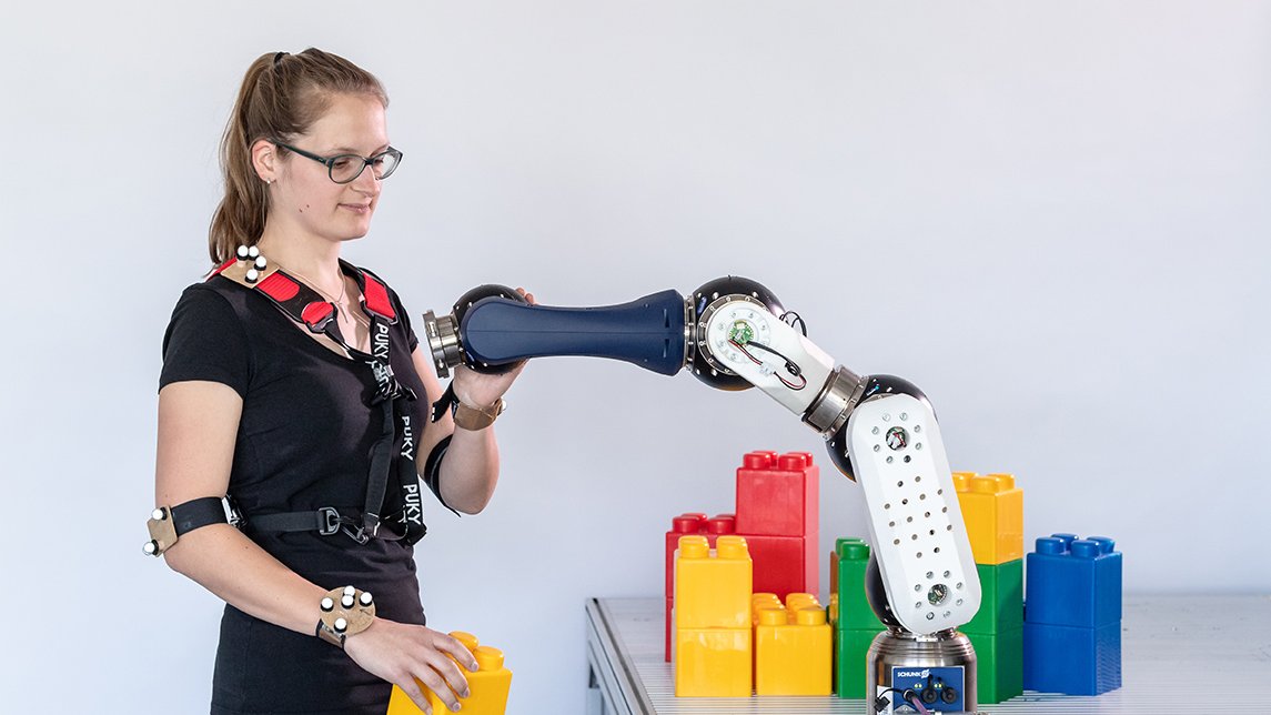 Christina Miller vom Lehrstuhl für Robotik, Künstliche Intelligenz und Echtzeitsysteme bei der Arbeit mit dem modularen Roboterarm.