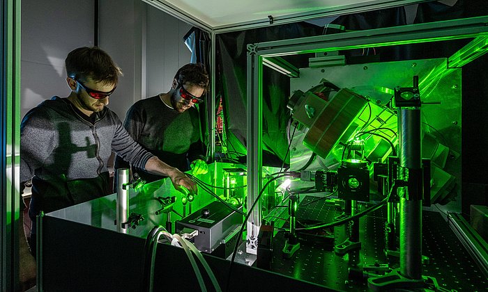 Robin Allert (left) and Prof. Dominik Bucher are working on new quantum sensors.