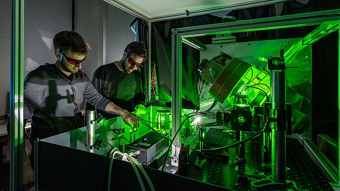 Robin Allert (li.) und Prof. Dominik Bucher entwickeln neue Quantensensoren.
