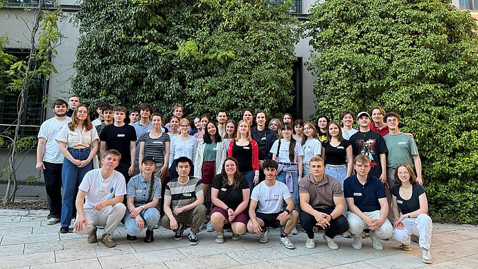 “A good education can change an entire life.” Group photo of the Sailsetters student club