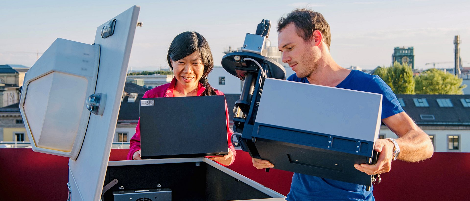 Prof. Jia Chen and project manager Florian Dietrich at one of the sensors for measuring urban greenhouse gas emissions.