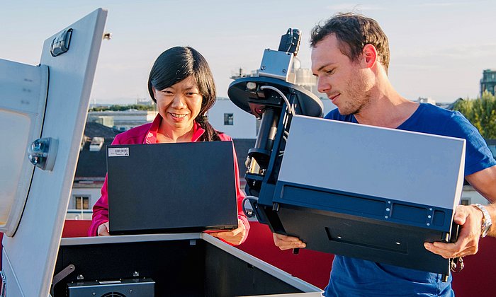 Prof. Jia Chen und Projektleiter Florian Dietrich an einem der Sensoren zur Messung städtischer Treibhausgasemissionen.