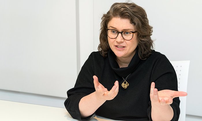 Prof. Ruth Müller spricht über Hindernisse für interdisziplinäre Forschung.