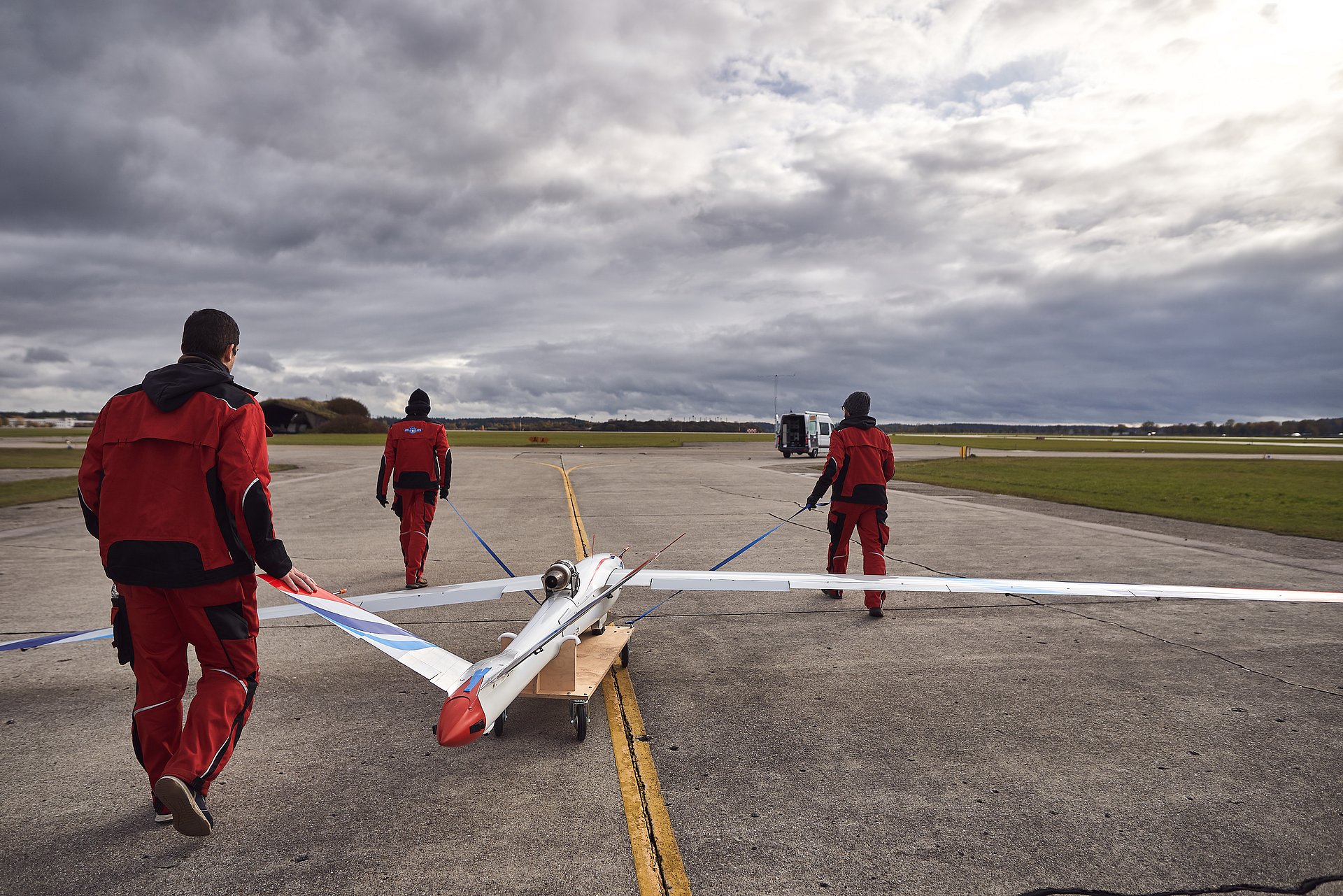 v.l.: Daniel Teubl, Christian Rößler und Sebastian Köberle transportierenden Flugdemonstrator vom Flugvorfeld zur Startbahn.