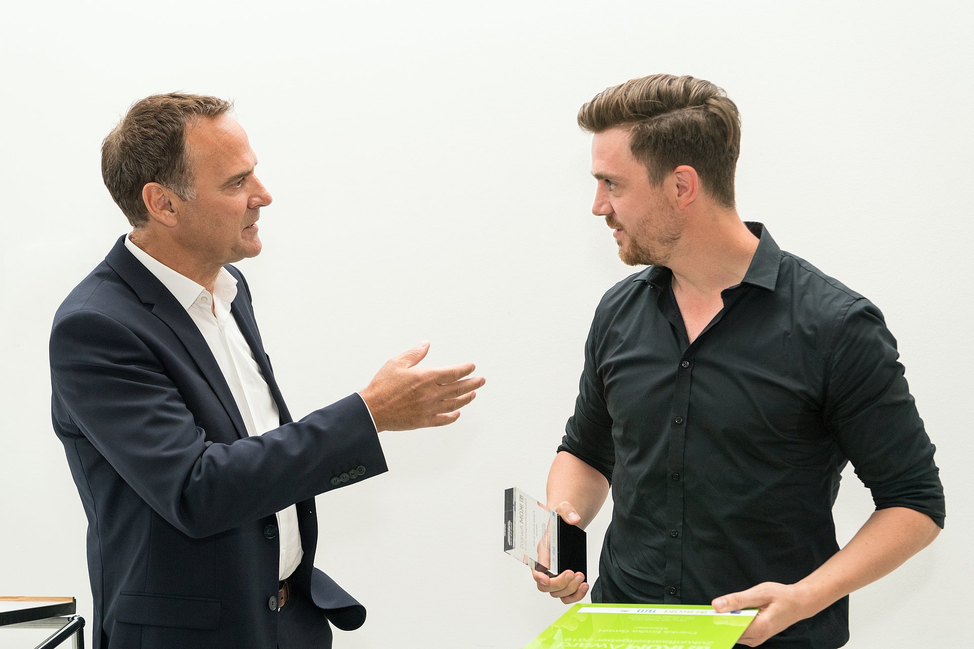 Juror Florian Fischer-Fabian vom Bayerischen Rundfunk im Gespräch mit Philipp Zimmermann (r.), Mitgründer von Franka Emika. Das Unternehmen erhielt den Sonderpreis Technologie.