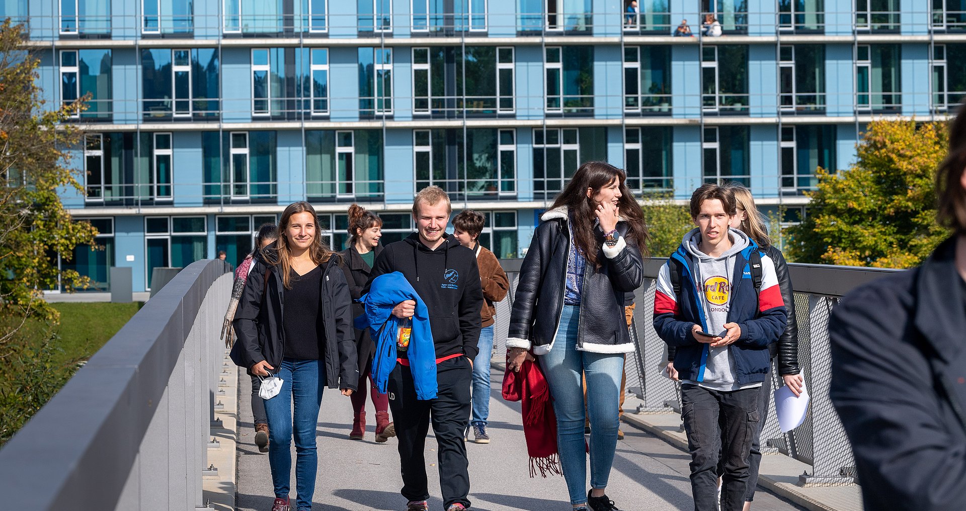 A school group walks across the Weihenstephan campus.