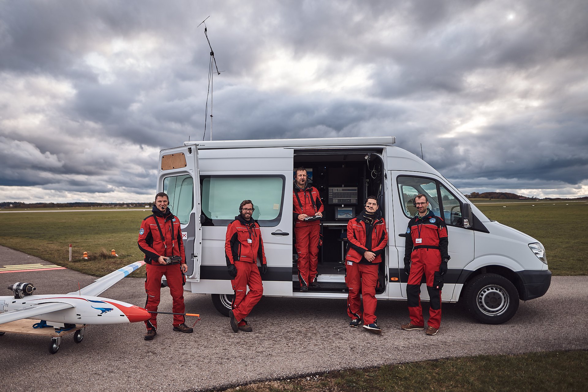 The TU Munich team in front of the ground control station (from left): Dr. Christian Rößler, Sebastian Köberle, Fabian Wiedemann, Daniel Teubl and Julius Bartasevicius. 