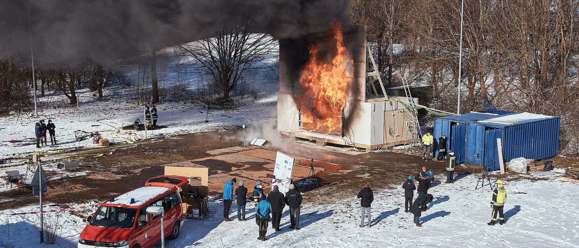 Large-scale fire tests were conducted on the open-air grounds of the TUM's Garching research campus. 