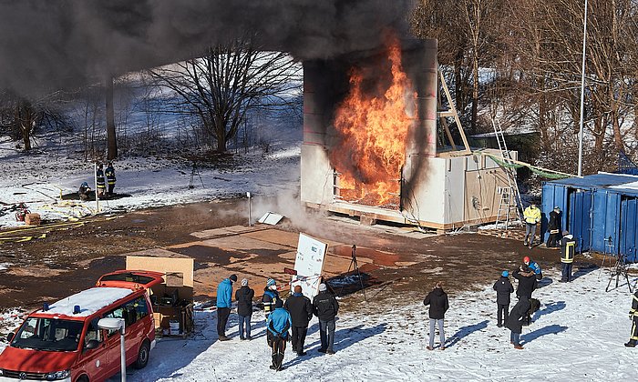 Large-scale fire tests were conducted on the open-air grounds of the TUM's Garching research campus. 