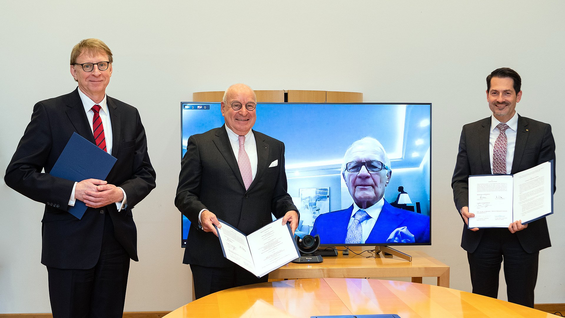 Signing of the contract for the new "TUM Georg Nemetschek Institute Artificial Intelligence for the Built World" Signing of the contract for the new "TUM Georg Nemetschek Institute Artificial Intelligence for the Built World"