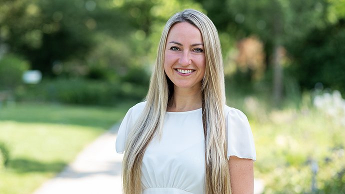 Julia Schmack und ein Team der Professur für Urbane Produktive Ökosysteme haben in Gemeinschaftsgärten in Berlin und München untersucht, wie verschiedene Pflanzen- und Insektenarten interagieren. Porträt der Forscherin Julia Schmack