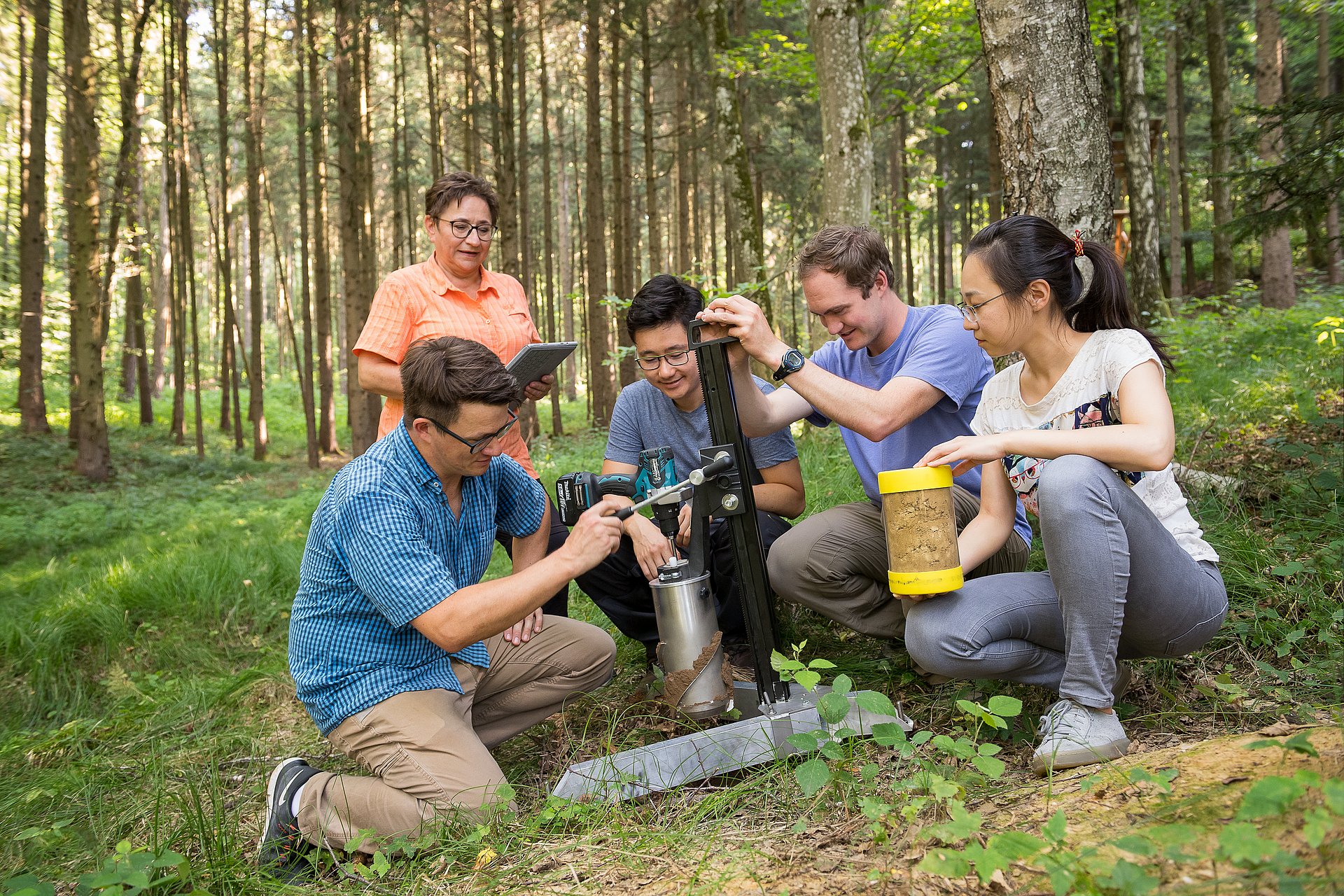 Ingrid Kögel-Knabner and her employees take soil samples in the forest. 