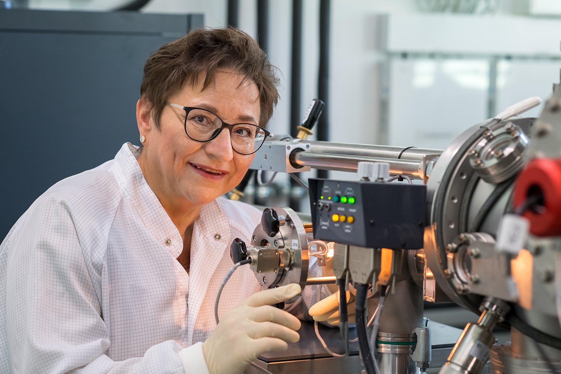 Using modern technology, Ingrid Kögel-Knabner examines the samples in her laboratory at the Department of Soil Science at the TUM.