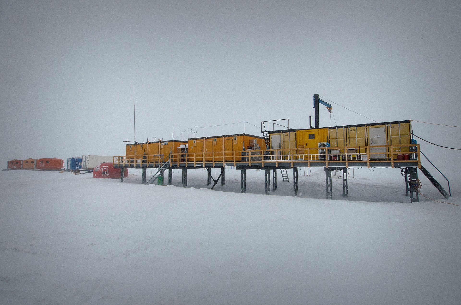 The Kohnen Station is a container settlement in the Antarctic, from whose vicinity the snow samples in which iron-60 was found originate.