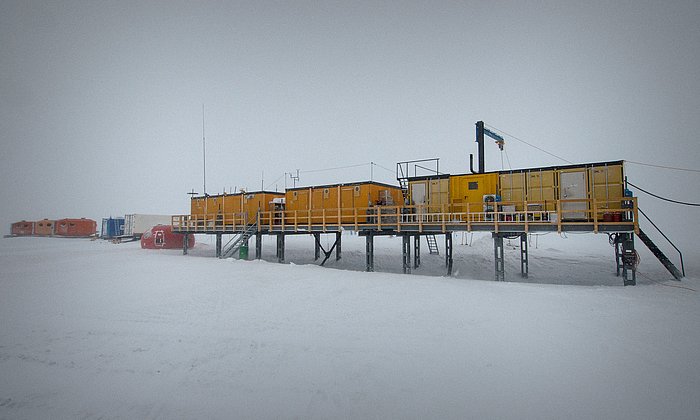 Die Kohnen-Station ist eine Containersiedlung in der Antarktis, aus deren Nähe die Schneeproben stammen, in denen Eisen-60 gefunden wurde.