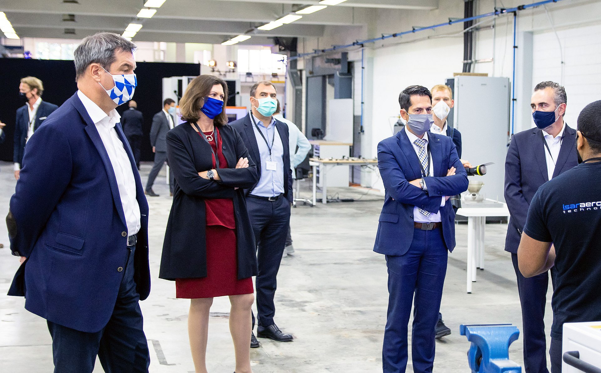 200909 Isar Aerospace Bei der Eröffnung der Produktionshallen (v. li.): Ministerpräsident Dr. Markus Söder, Ilse Aigner, Präsidentin des Bayerischen Landestags, TUM Präsident Prof. Dr. Thomas F. Hofmann.