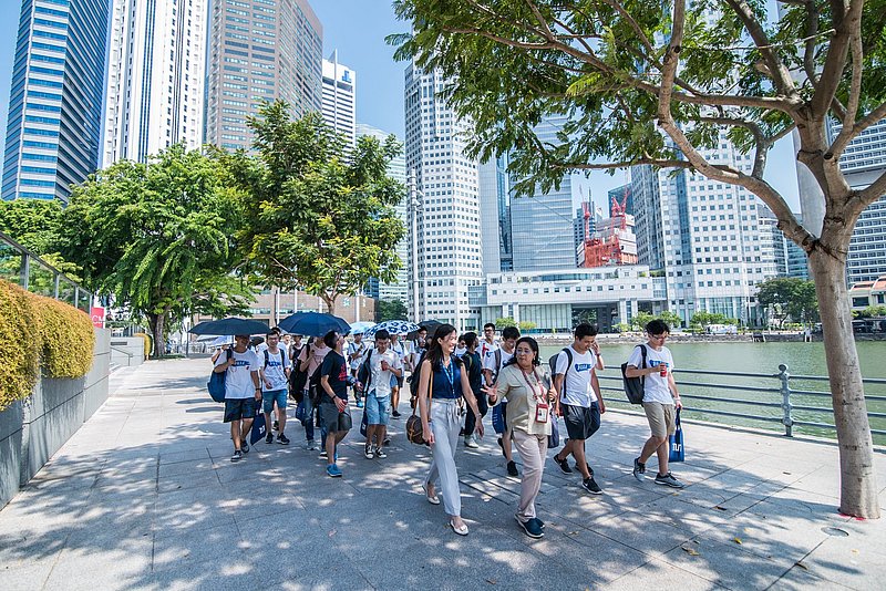 Auch in Singapur hat die TUM einen Campus. TUM Asia bereitet Studierende auf eine sich rapide wandelnde Industrie vor – hier bei der diesjährigen Summer School. 