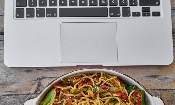 Laptop und Pasta