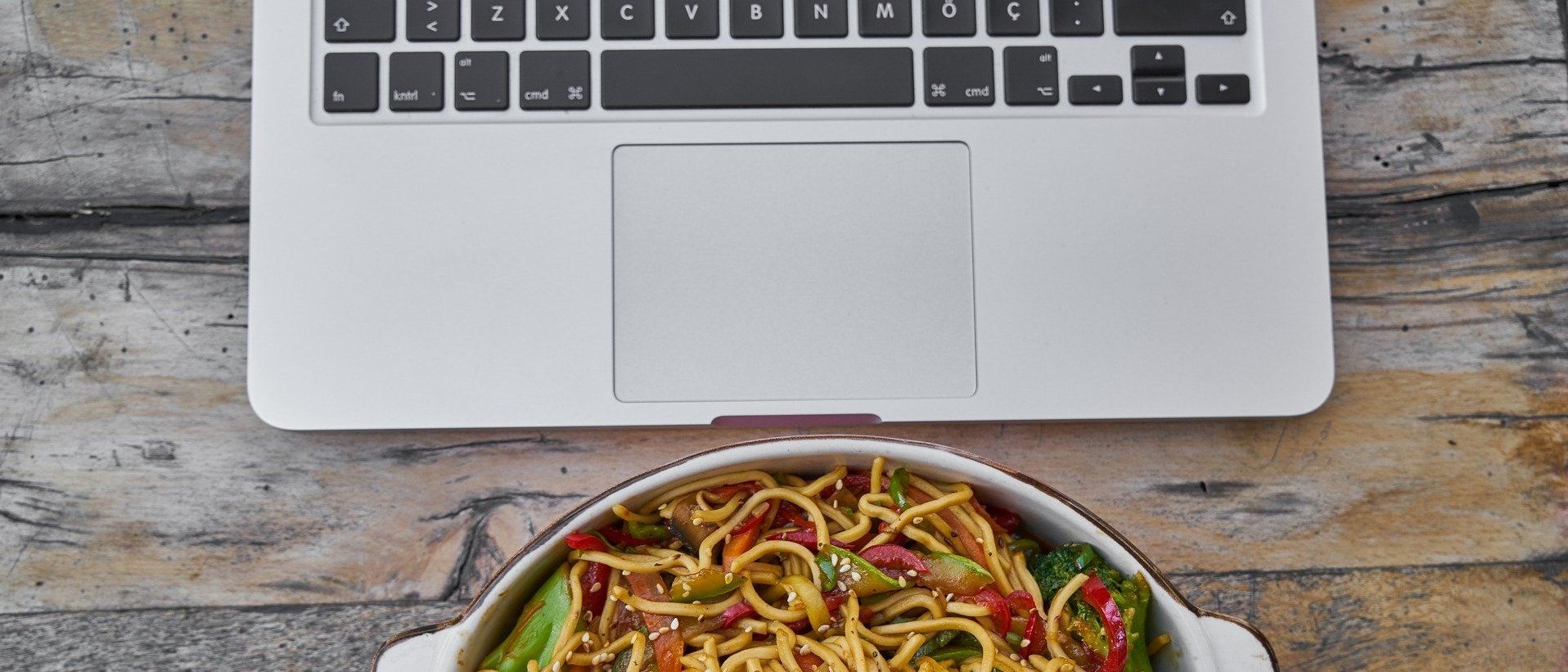 Laptop und Pasta