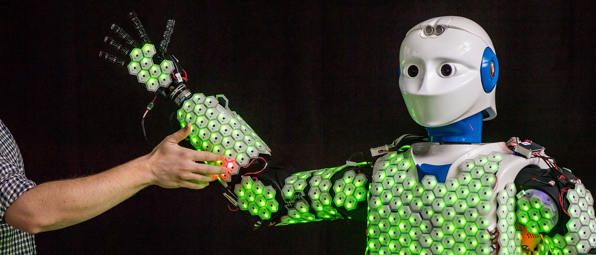 Roboter H-1 trägt künstliche Haut an Oberkörper und Armen.