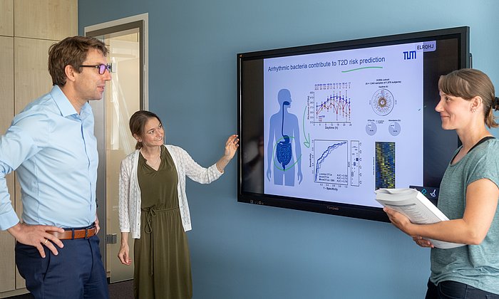 Prof. Dirk Haller discussing with Sandra Reitmeier and Dr. Silke Kiessling.