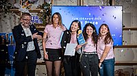 Amelie Skopp, Matea Marosevic, Katerina Zafirova und Mathilda Broders vom Sieger-Team Verdira Biotech mit TUM-Vizepräsident Prof. Helmut Schönenberger. 