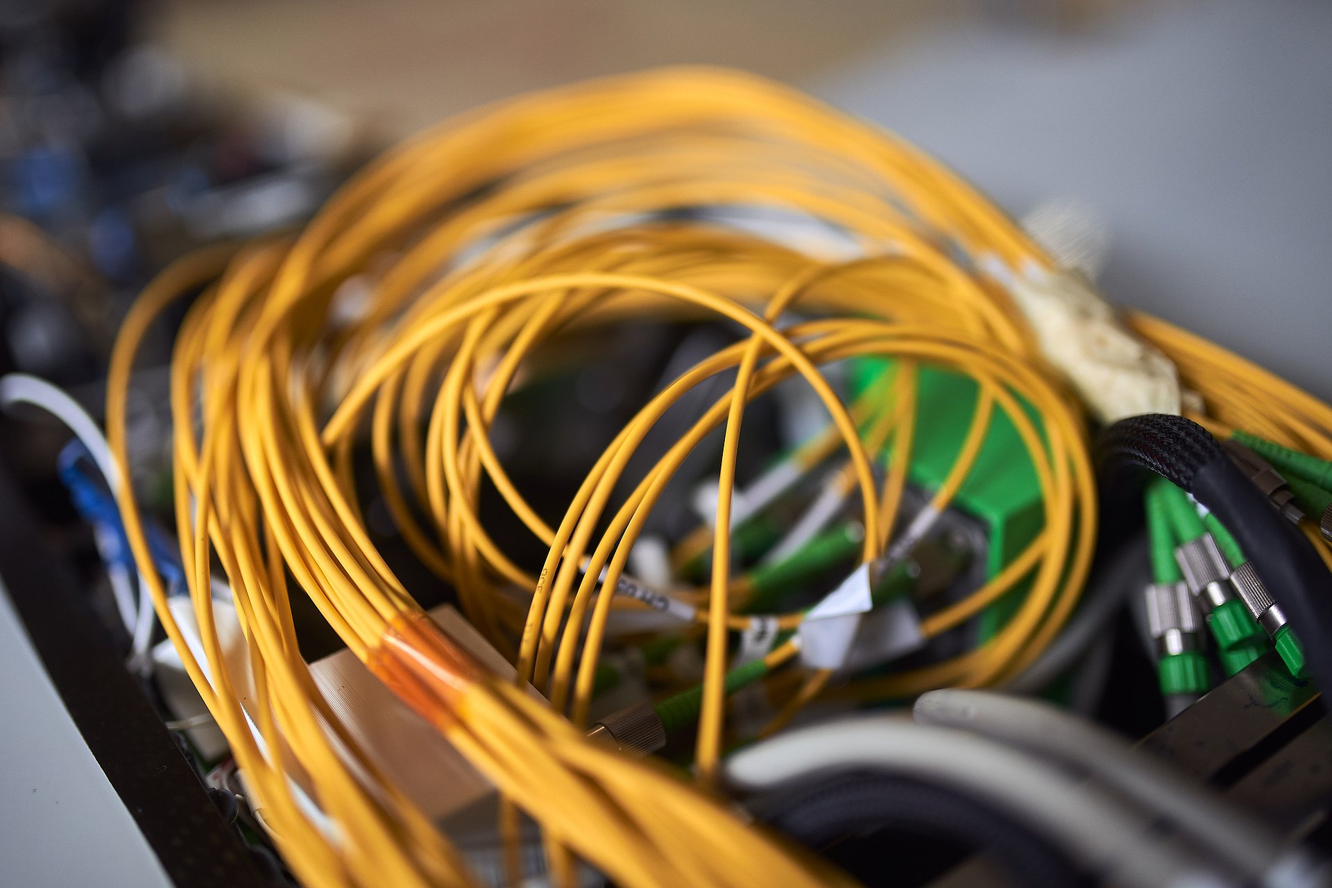 View into the demonstrator in the area of the wing connection. The yellow cables are the connections of the fiber optic measuring system for the detection of wing deformations in flight.