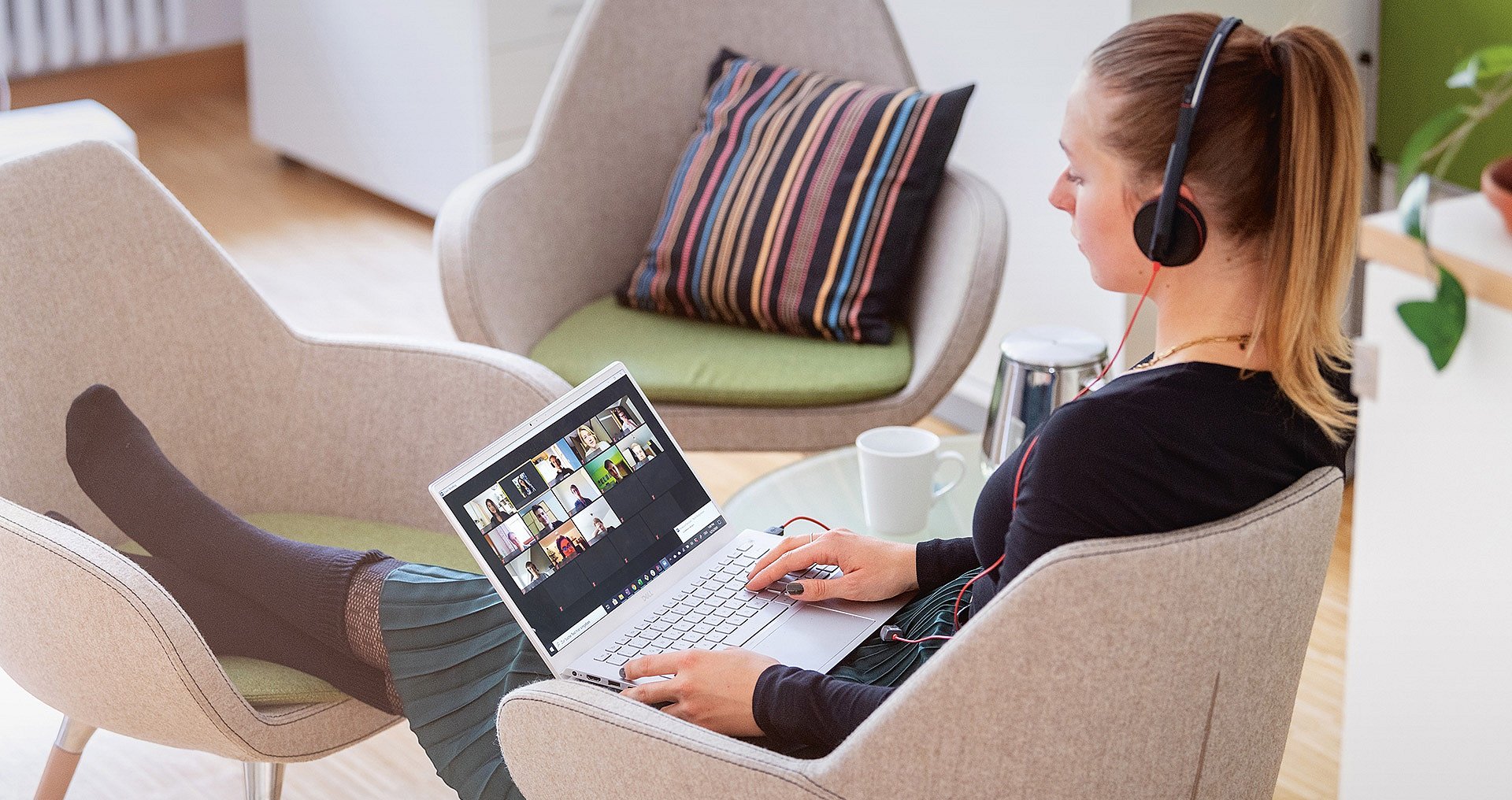 A prospective student participates in the "TUM bachelor Sessions" event by zoom on her laptop.