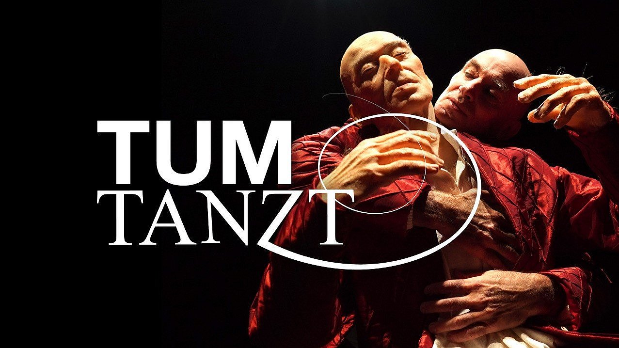 TUM tanzt! beim Kunstarealfest Ein Mensch tanzt mit einem Roboter für die Performance roboTICKS