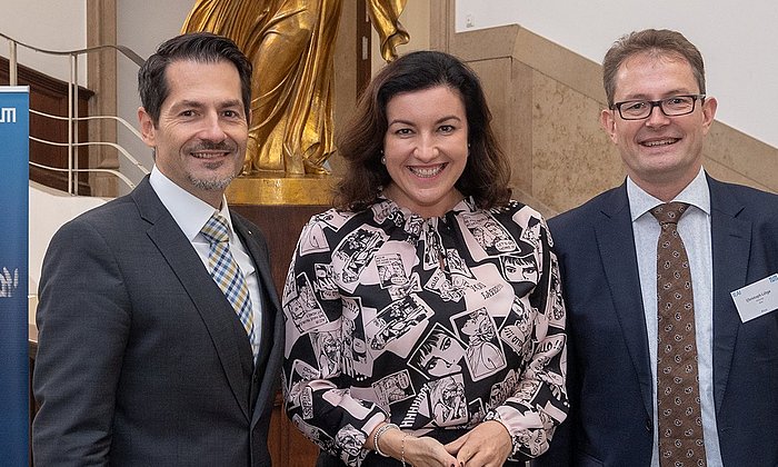 Staatsministerin Dorothee Bär, Beauftragte der Bundesregierung für Digitalisierung mit TUM-Präsident Thomas F. Hofmann (r.) und Prof. Christoph Lütge