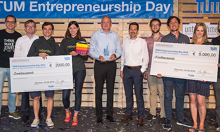 The award winner Prof. Hans-Jürgen Wester (center) with the winners of a live pitch, TUM Vice President Prof. Thomas Hofmann and UnternehmerTUM Managing Director Helmut Schönenberger.