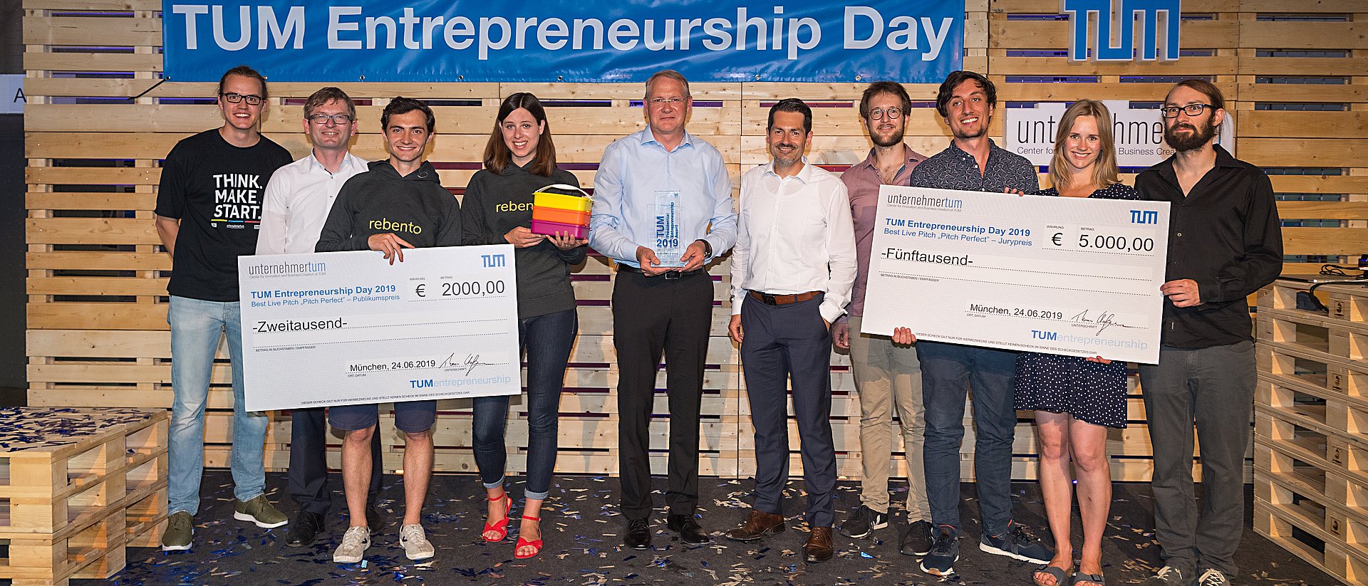 The award winner Prof. Hans-Jürgen Wester (center) with the winners of a live pitch, TUM Vice President Prof. Thomas Hofmann and UnternehmerTUM Managing Director Helmut Schönenberger.