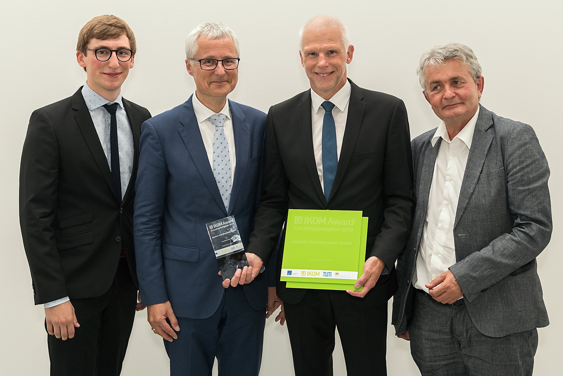 Sieger bei den kleinen Unternehmen: Hermann Püthe, Geschäftsführender Gesellschafter der inpotron GmbH (2.v.r.), wird von IKOM-Projektleiter Tobias Meisinger, Dr. Klaus-Peter Potthast aus dem Bayerischen Wirtschaftsministerium und vbw-Hauptgeschäftsführer Bertram Brossardt (v.l.) ausgezeichnet. 