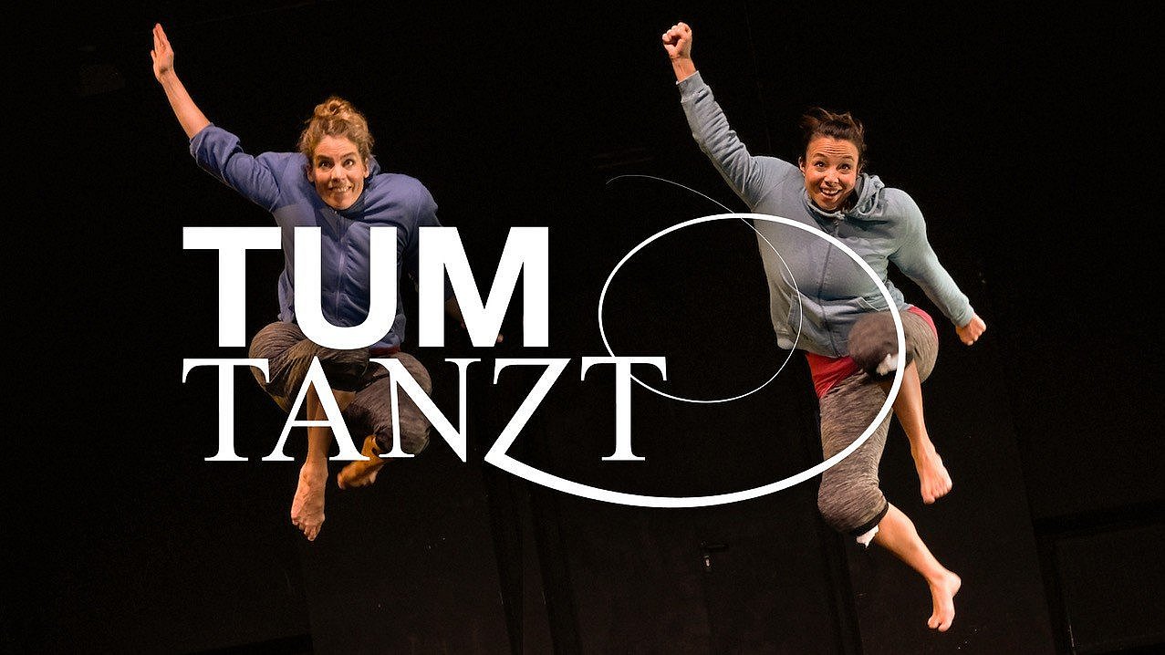 TUM tanzt! beim Kunstarealfest Zwei Tänzerinnen in lebendiger Bewegung auf der Bühne des Tanztheaterstücks „Ich war das nicht!“.