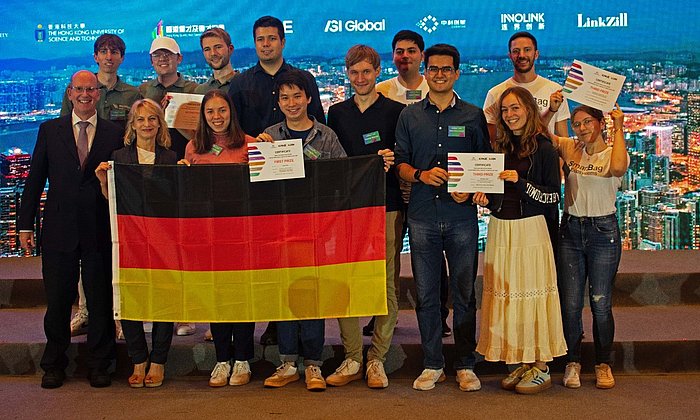 Sonovision: Paula Ruhwandl (vordere Reihe, 3. v. l.), Dragan Rašeta (hintere Reihe, 4. v. l.) und Daniel Martin (vordere Reihe, 4. v. l.) mit drei weiteren deutschen Teams bei iCANX in Hongkong