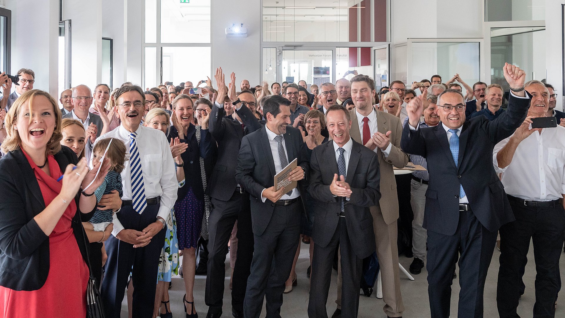 Freude bei der Übertragung der Pressekonferenz im Vorhölzer Forum der TUM.