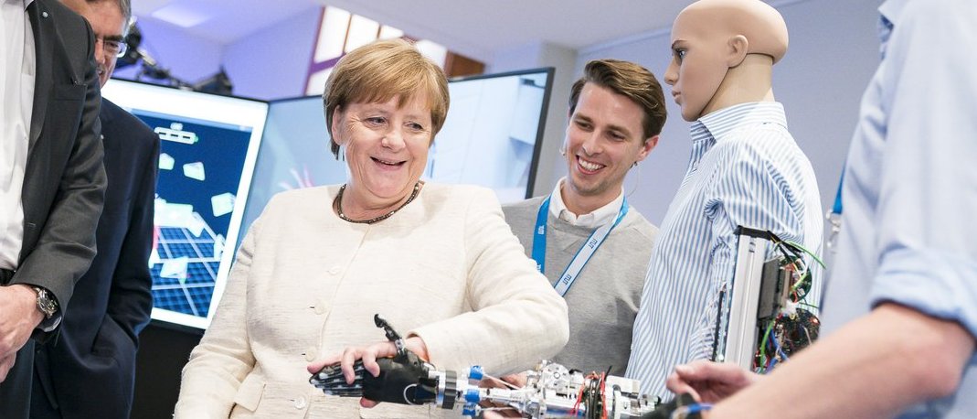Bundeskanzlerin Dr. Angela Merkel in der Munich School of Robotics and Machine Intelligence Bundeskanzlerin Dr. Angela Merkel in der Munich School of Robotics and Machine Intelligence