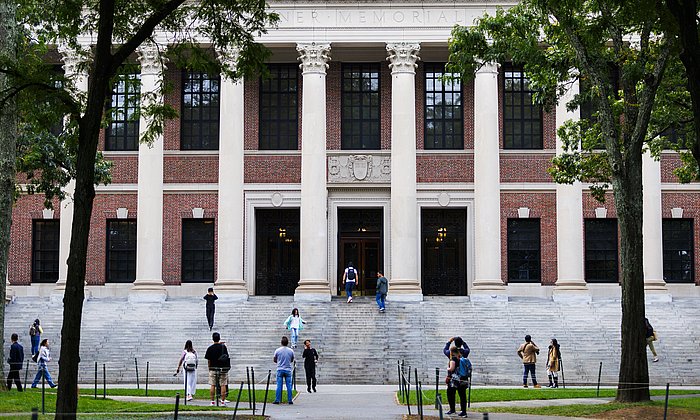 Harvard-Eingang mit Studierenden