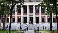 Harvard-Eingang mit Studierenden