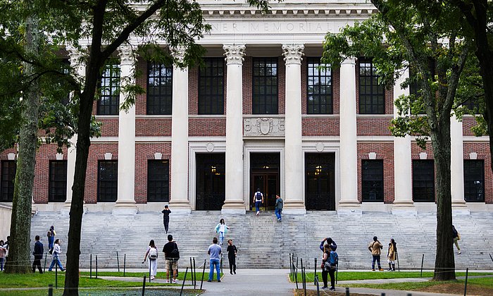 Harvard-Eingang mit Studierenden