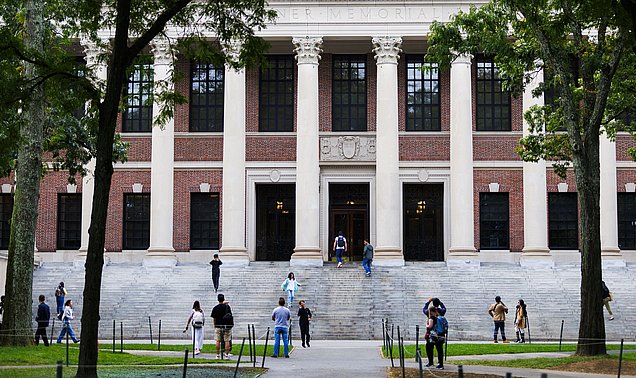 Harvard-Eingang mit Studierenden