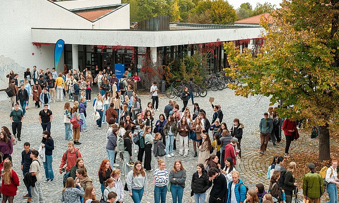 Die Erstsemester auf dem Gelände des Campus