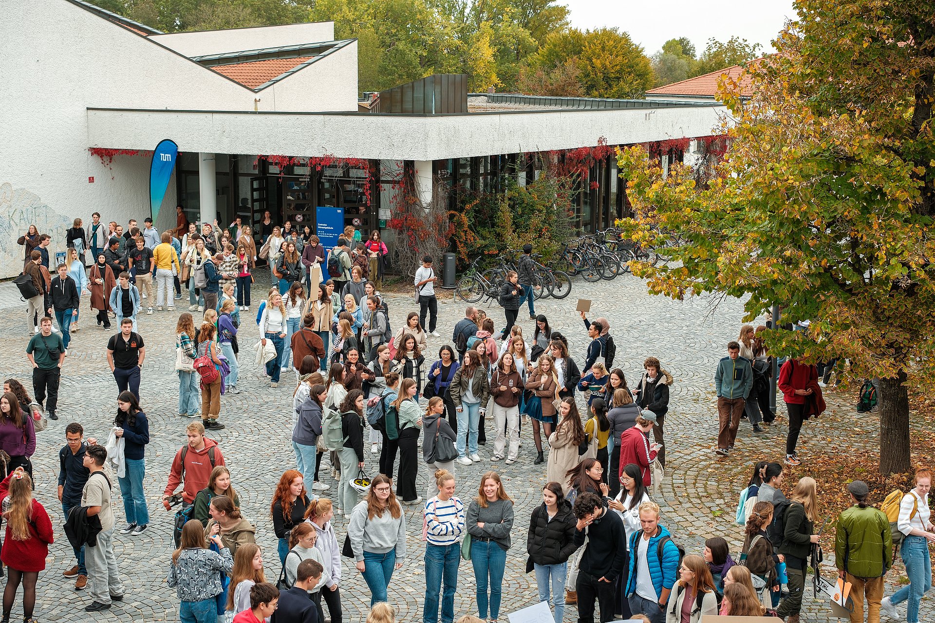 Die Erstsemester auf dem Gelände des Campus