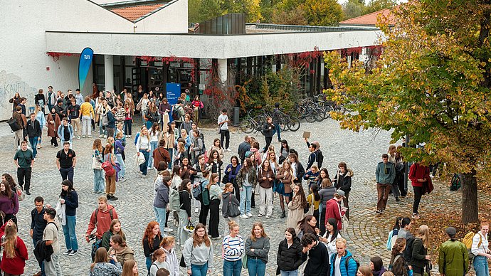 Die Erstsemester auf dem Gelände des Campus