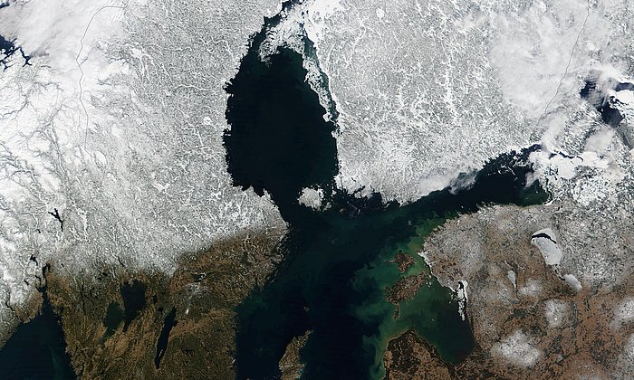 Forscherinnen und Forscher haben den Meeresspiegelanstieg der Nord- und Ostsee zum ersten Mal präzise und flächendeckend vermessen. Meereis - wie hier auf dem Satellitenbild der Ostsee zu sehen - erschwert die Messungen im Küstenbereich.