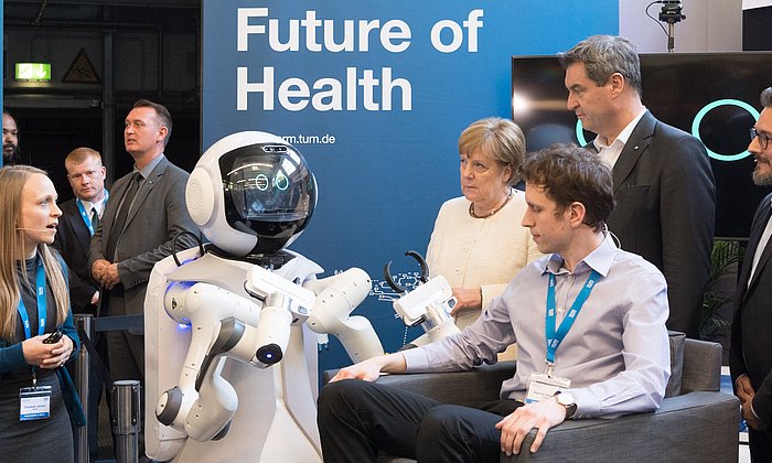 Bundeskanzlerin Dr. Angela Merkel und Bayerns Ministerpräsident Dr. Markus Söder beim Besuch der Muncih School of Robotics and Machine Intelligence