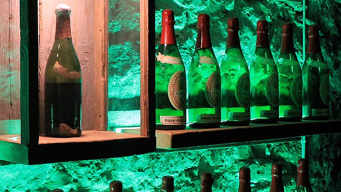 Forschende der TUM haben das bis dato älteste Bier Deutschland analytisch und sensorisch charakterisiert. Forschende der TUM haben das bis dato älteste Bier Deutschland analytisch und sensorisch charakterisiert.