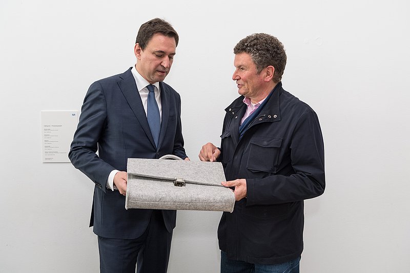 Justizminister Georg Eisenreich (l.) und Prof. Fritz Frenkler (r.) bei der Preisverleihung. 